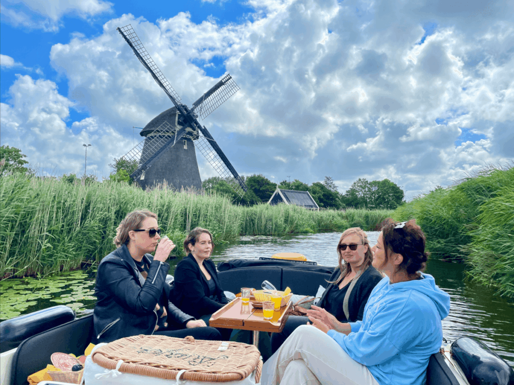 Besloten boottocht, rondvaart, grachtentocht door de Alkmaarse grachten met eten en drinken voor 2 tot 5 personen