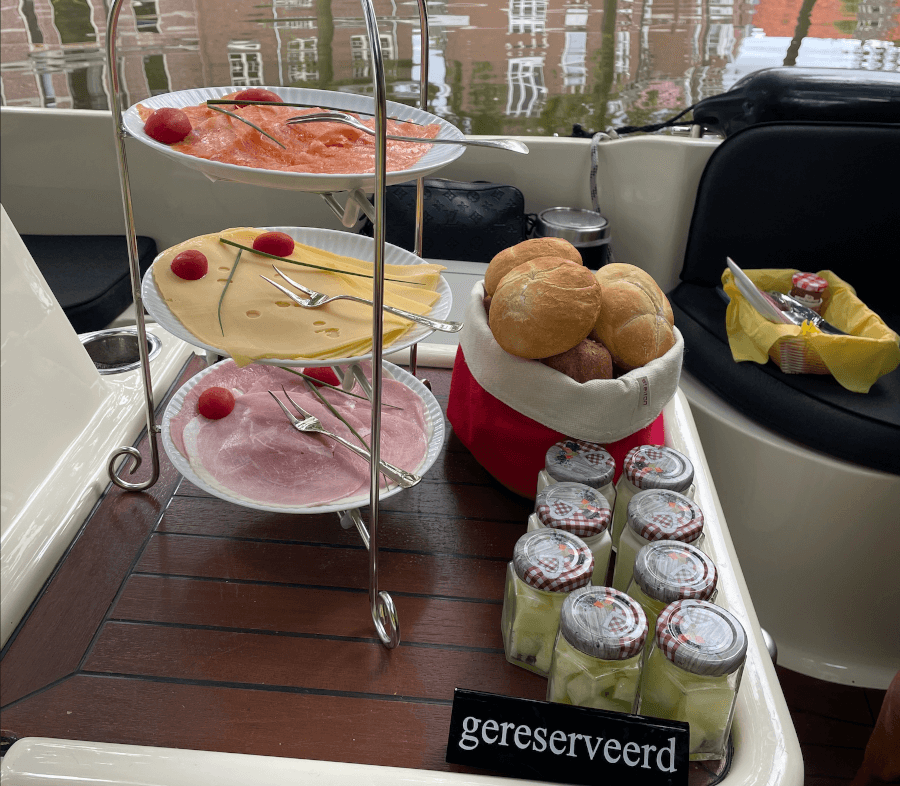Besloten boottocht, rondvaart, grachtentocht door de Alkmaarse grachten met eten en drinken voor 2 tot 5 personen