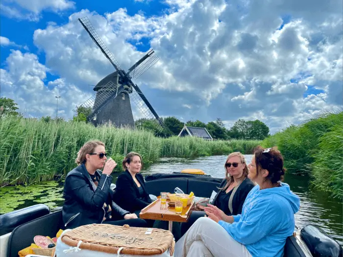 Besloten boottocht, rondvaart, grachtentocht door de Alkmaarse grachten met eten en drinken voor 2 tot 5 personen